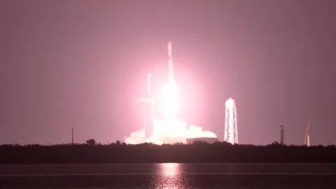Night Time Launch of a Space Rocket with a Spacecraft 스톡 동영상 252650811