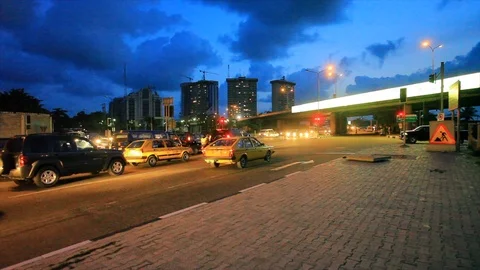 Night Time Traffic Stop on Ozumba Mbadiwe Avenue 스톡 동영상 111940054