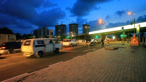 Night Time Traffic Stop on Ozumba Mbadiwe Avenue, Victoria Island 스톡 동영상 111940062