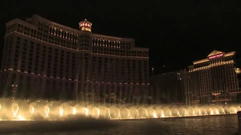 Night Time View of Ceasars Palace Water Fountains 스톡 동영상 18987623
