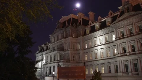 Night time view of the Eisenhower old Executive Office Building next to the Vídeos de archivo 238356785