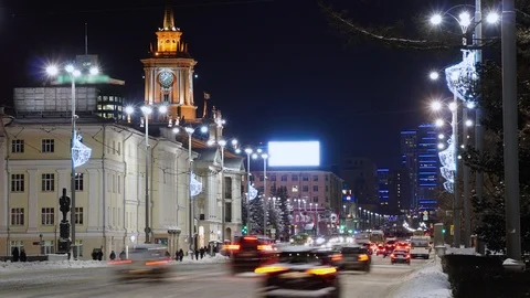 Night timelaps car traffic during winter on main street Video stock 102224317