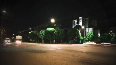 Night timelaps car traffic during summer on main street. The timelaps of the chu Video stock 154316129