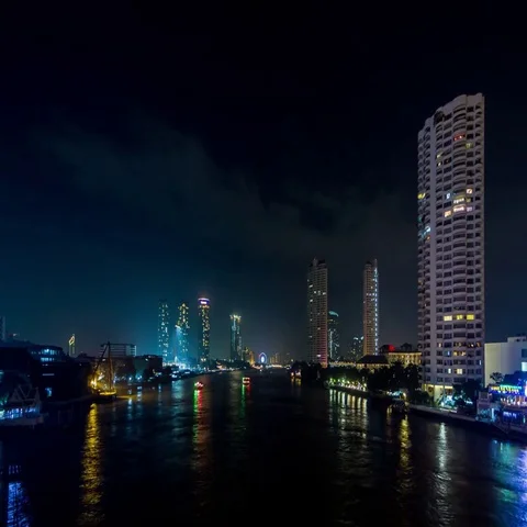Night timelapse of Chao Phraya river with boat traffic in Bangkok, Thailand 스톡 동영상 69549952