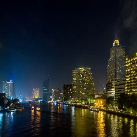 Night timelapse of Chao Phraya river with modern hotels in Bangkok, Thailand Stockbeeldmateriaal 69571846