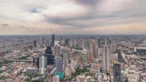 Night timelapse of Chao Phraya River, Bangkok with busy ferries and vibrant city Stock-Footage 325657369