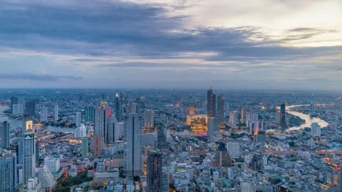Night timelapse of Chao Phraya River, Bangkok with busy ferries and vibrant city Vidéo 325657435
