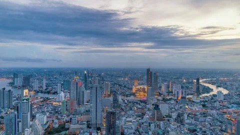 Night timelapse of Chao Phraya River, Bangkok with busy ferries and vibrant city Stockbeeldmateriaal 325657481