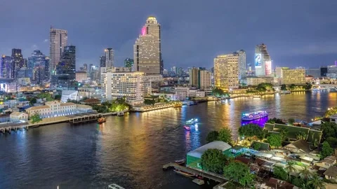 Night Timelapse of Chao Phraya River, Bangkok with Busy Ferries and City Skyline Vidéo 325658631