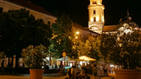 Night timelapse of Pecs main Square - intensive night life of young people Vídeo Stock 195961939