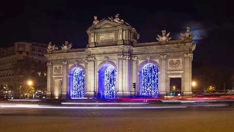 Night timelapse of the Puerta de Alcala decorated with Christmas lights. Stock Footage 70744720
