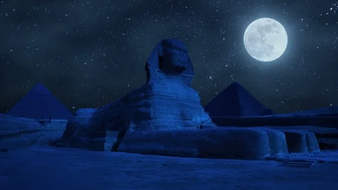 Night timelapse of the Sphinx with great pyramids in Giza valley with super moon Stockbeeldmateriaal 86763479