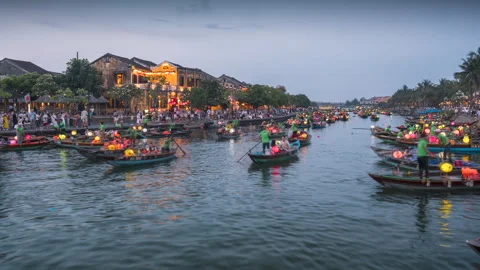 Night timelapse of Thu Bồn River in HOI AN ancient town vietnam 動画素材 312110588