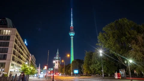 Night Timelapse Of Traffic In Front Of TV tower berlin Vidéo 143879392