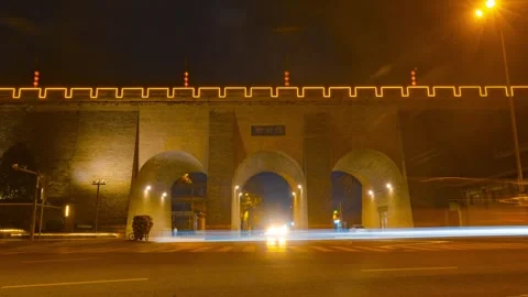Night timelapse of traffic passing through the ancient city wall gate in Xian Vídeos de archivo 342305046
