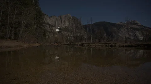 Night Timelapse of Yosemite Falls Reflection Vidéo 266438587