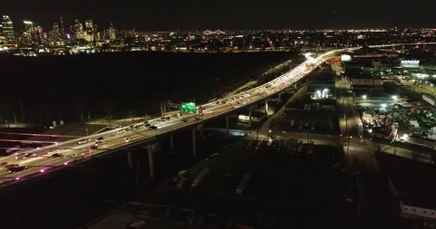 Night traffic on the elevated Brooklyn-Queens Expressway in Queens Vídeos de archivo 88310152