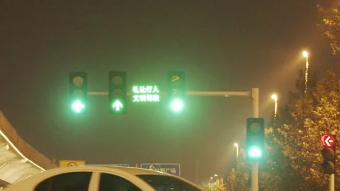 Night Traffic Lights Green Arrows at Railway Station Signage 库存影片 334647319