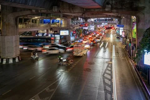 Night Traffic Moving Through Central Bangkok Street Foto stock