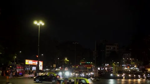 Night traffic moving through illuminated urban streets in Mumbai. Video stock 337172670