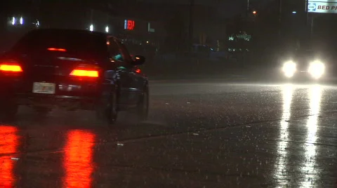Night Traffic in Rain Close Stockbeeldmateriaal 568717