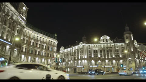 Night traffic at square with classical architecture. Russia Saint-Petersburg 库存影片 143293699