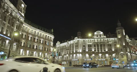 Night traffic at square with classical architecture. Russia Saint-Petersburg Stockbeeldmateriaal 143294053