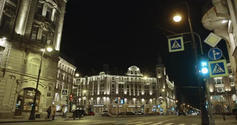 Night traffic at square with classical architecture. Russia Saint-Petersburg 库存影片 143298389