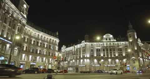 Night traffic at square with classical architecture. Russia Saint-Petersburg 库存影片 143299851
