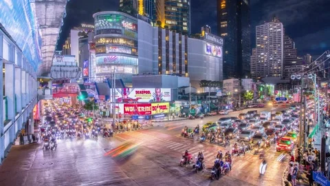 Night Traffic Timelapse at Asok Intersection, Bangkok with Terminal 21 Mall View Video stock 325658790