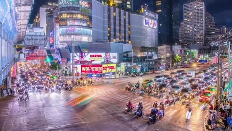 Night Traffic Timelapse at Asok Intersection, Bangkok with Terminal 21 Mall View 스톡 동영상 325659056