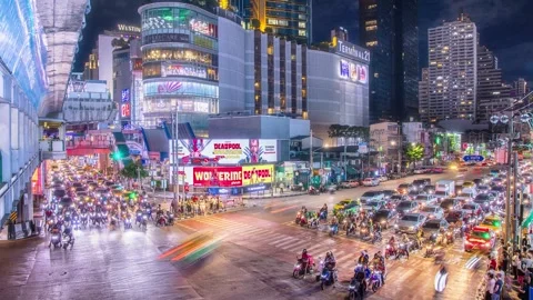 Night Traffic Timelapse at Asok Intersection, Bangkok with Terminal 21 Mall View Video stock 325659132