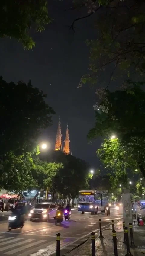 Night traffic in town Stock Footage 220202101