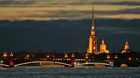 Night traffic on the Troitsky Bridge Vídeos de archivo 10917182