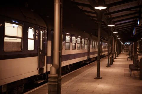 Night train at an empty station Stock-Fotos