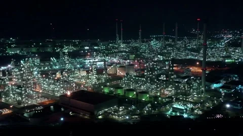 Night video of Drone point of view around working Oil refinery and gas indust Stock-Footage 256670424