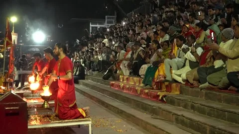 Night View of Aarti Ceremony with Crowd in India Vídeo Stock 337626126