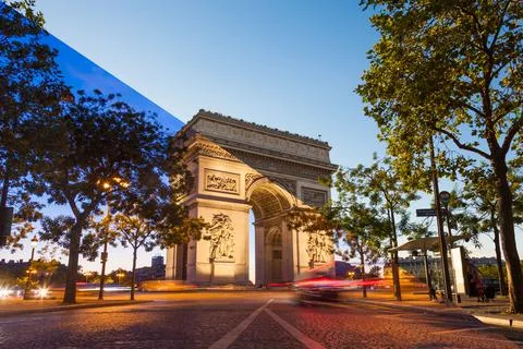 Night view of Arc de Triomphe - Triumphal Arc in Paris, France 스톡 사진