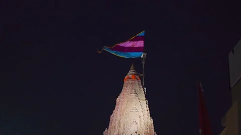 Night view of beautiful Dwarka temple with flag on top At Dwarka, Gujarat, India Vidéo 168909493