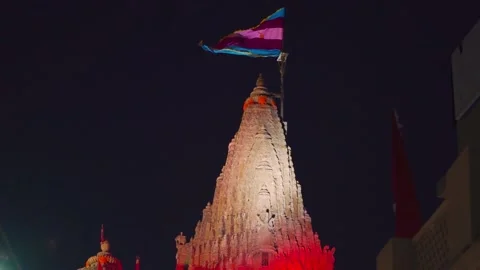 Night view of beautiful Dwarka temple with flag on top At Dwarka, Gujarat, India Vidéo 168909495