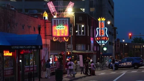 Night view of Blues City Cafe and BB Kings Blues Club exterior with police car Vídeos de archivo 336350448