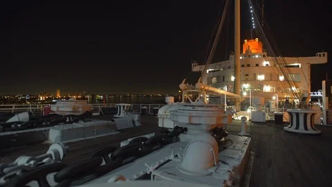 Night View of the bow of the RMS Queen Mary - 1936 Ocean liner in Long Beach CA 스톡 동영상 116510210