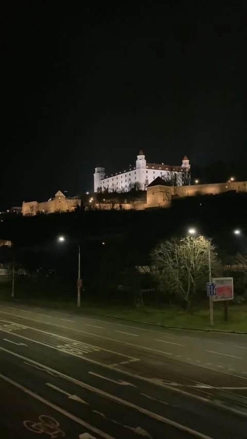 Night view of Bratislava Castle, massive rectangular building Vídeos de archivo 301393059