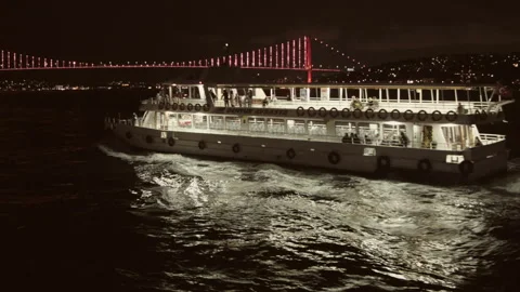 Night view of the bridge over the Bosphorus in Istanbul. Turkey. Vídeos de archivo 113062426