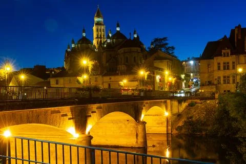 Night view of bridge over river and cathedral in Perigueux, France Fotos Stock