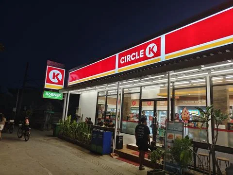 Night view of a bright Circle K convenience store with customers Stock Photos