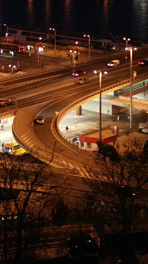 Night view of a busy road intersection and bridge in Bratislava Stock-Footage 305459154
