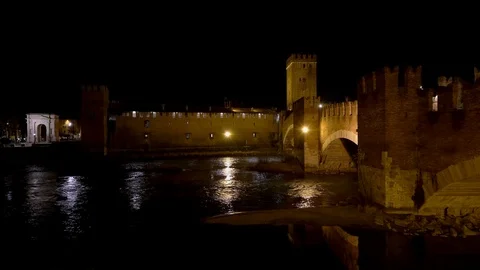 Night View of Castelvecchio with reflection on Adige river, Verona, Italy.	 Vidéo 123690429