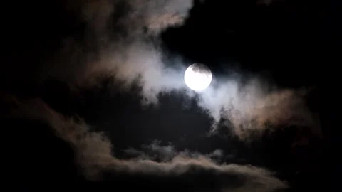 Night view in dark sky of full moon with dark clouds passing by, ominous feeling 스톡 동영상 319475643