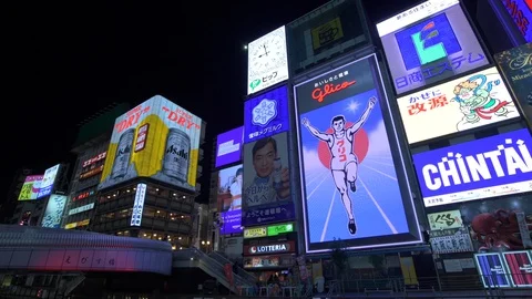 Night view of Ebisubashi Bridge on the Dotonbori Canal Video stock 127613452
